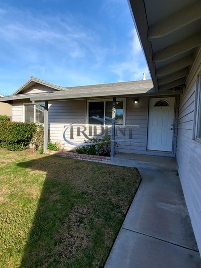 Building Photo - This is a cute 4 bedroom, 2 bath house in an established Woodland community