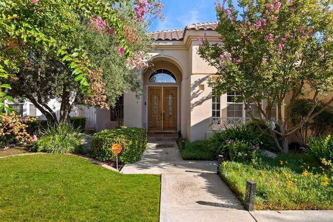 Building Photo - CLEAN 3 BEDROOM / 2 BATHROOM IN SEVEN OAK!...