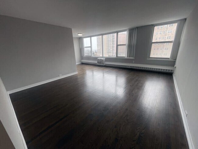 Building Photo - 5650 N Sheridan Rd