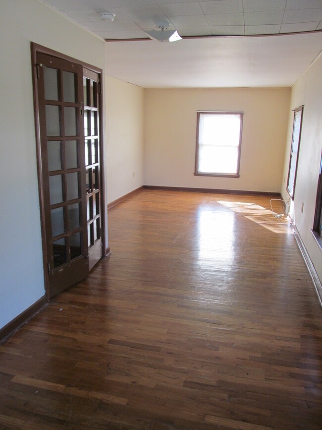 Large master bedroom - west view - 1041 34th St NE
