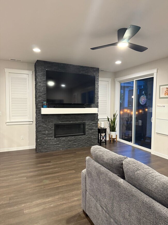 Foto del edificio - Beautiful Home with lots of upgrades.... A...