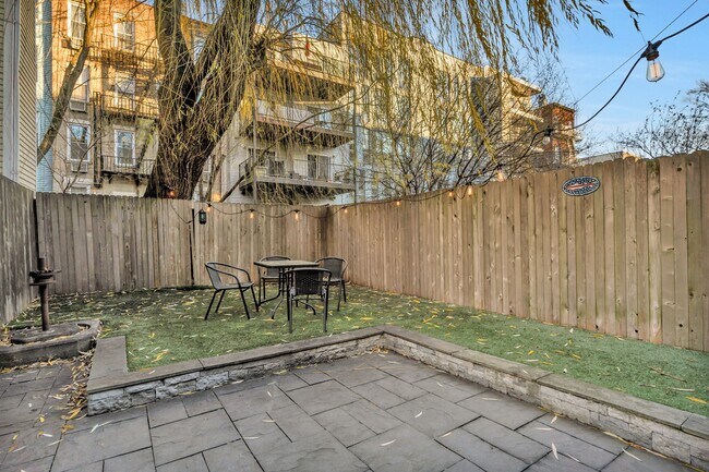 Building Photo - 125 Monroe St