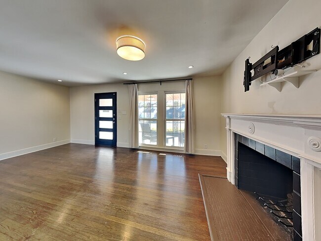 Building Photo - 5027 Wenonah Dr