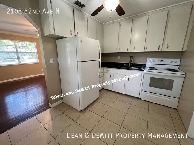 Building Photo - Adorable 2/1 Starter Home - For Rent
