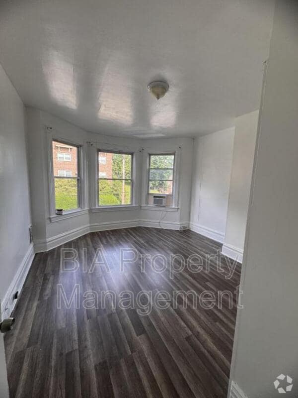 Building Photo - 585 Forest Ave