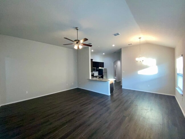 Building Photo - Luxury Duplex 3/2 in New Braunfels