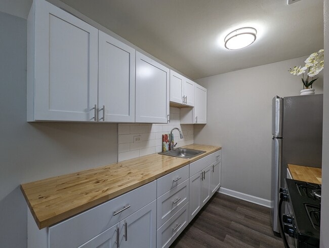 Building Photo - 525 Hill Dr