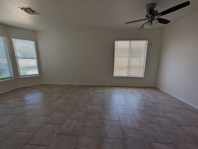 Building Photo - 3 Bedroom 2 Bathroom in Executive Palms Su...