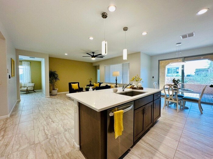 Foto principal - 2 Bedroom + Den Villa in Quail Creek Commu...