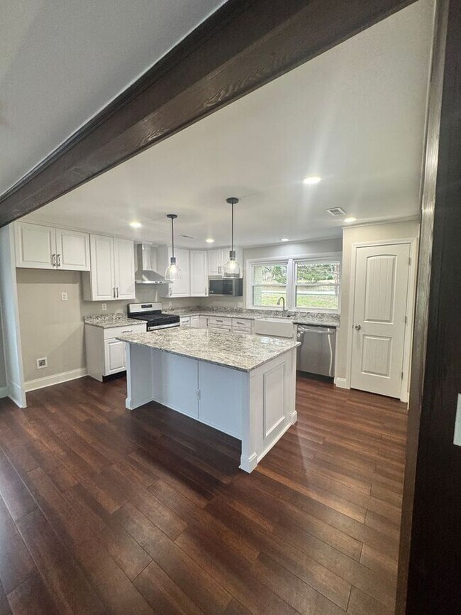 Foto del edificio - 4 bedroom 2.5 bath with large yard and in ground pool