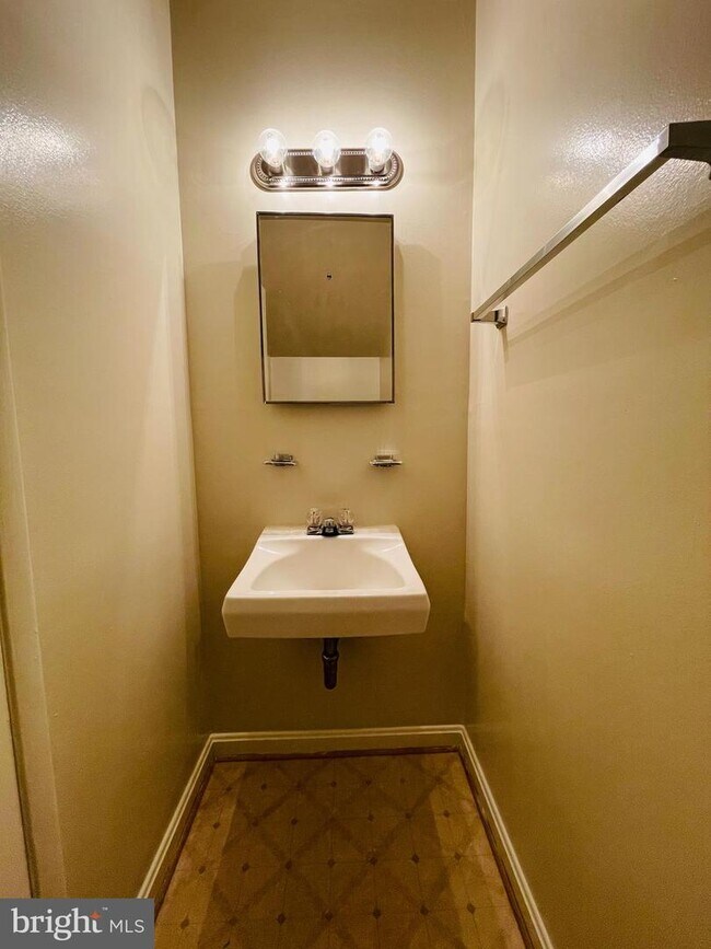 Foto del edificio - 5914 Mayflower Ct