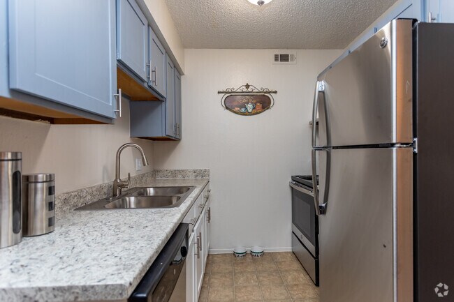 2BR, 1BA - 1000 SF - Colony Hills Apartments