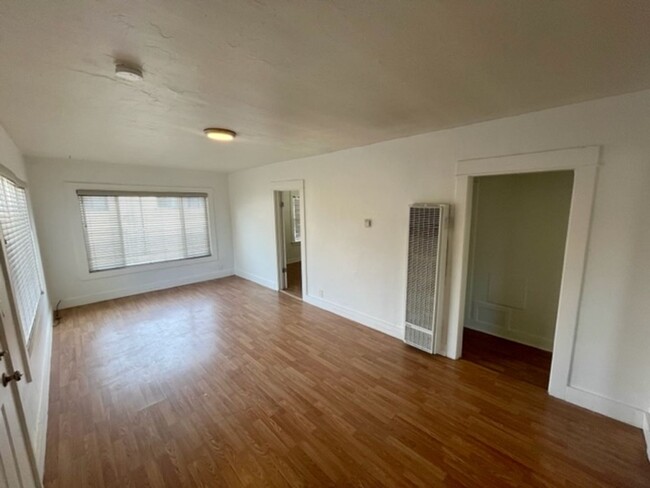 Foto del edificio - 2-BR Upstairs Unit with Garage in Heart of...