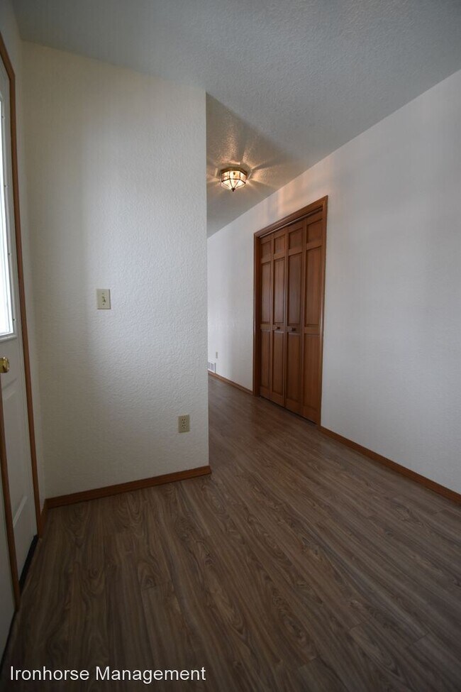 Building Photo - 2 br, 2 bath House - 3150 Graf Unit 9