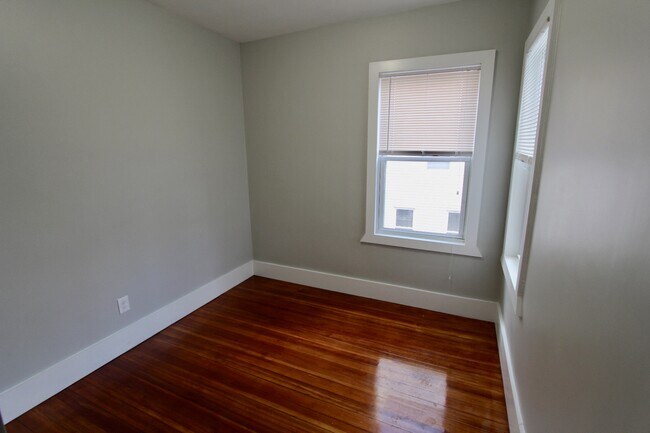 Building Photo - 2 Draper St