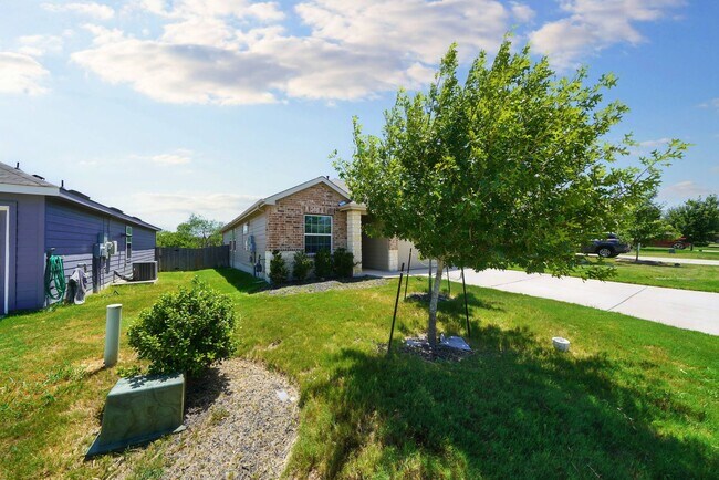 Building Photo - Stunning 4 Bedroom, 3 Bathroom Home Now Av...