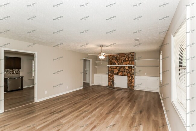 Foto del edificio - 621 Blue Flag Ln