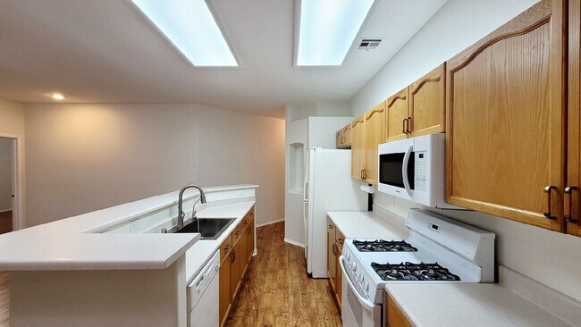 Foto del edificio - 7620 Donald Nelson Ave