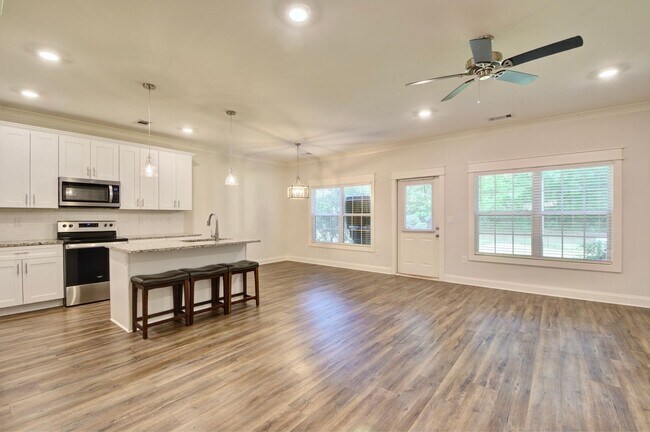 Building Photo - Luxury 3-Bed, 3.5-Bath Townhome in Gatewoo...