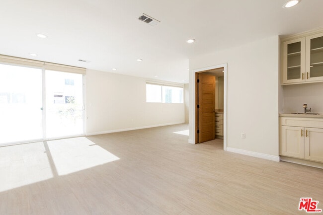 Building Photo - 717 S Westgate Ave