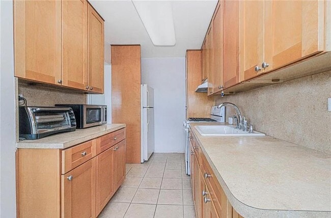 Building Photo - 2630 Cropsey Ave