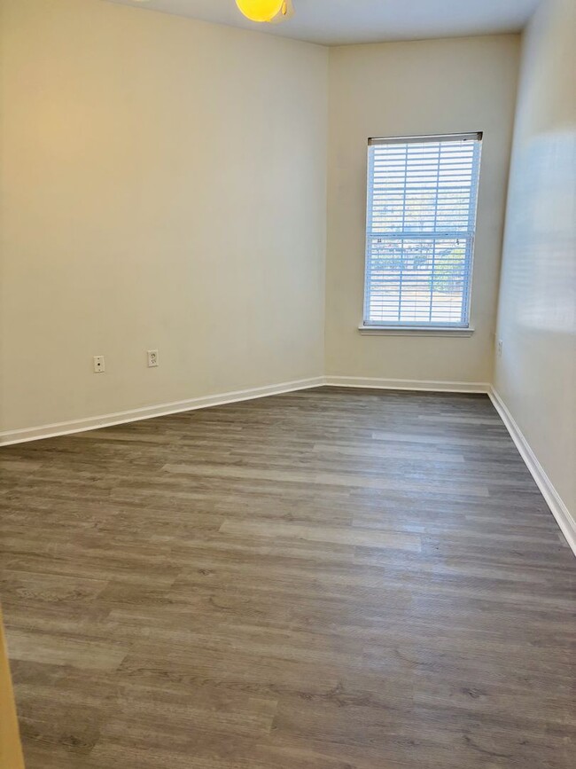 Foto del edificio - Beautiful 3 Bed 2 Bath Condo Available Now...