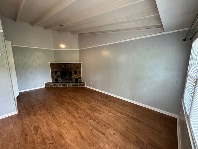 Foto del edificio - Apartment by Timberlake! Water, trash, and...