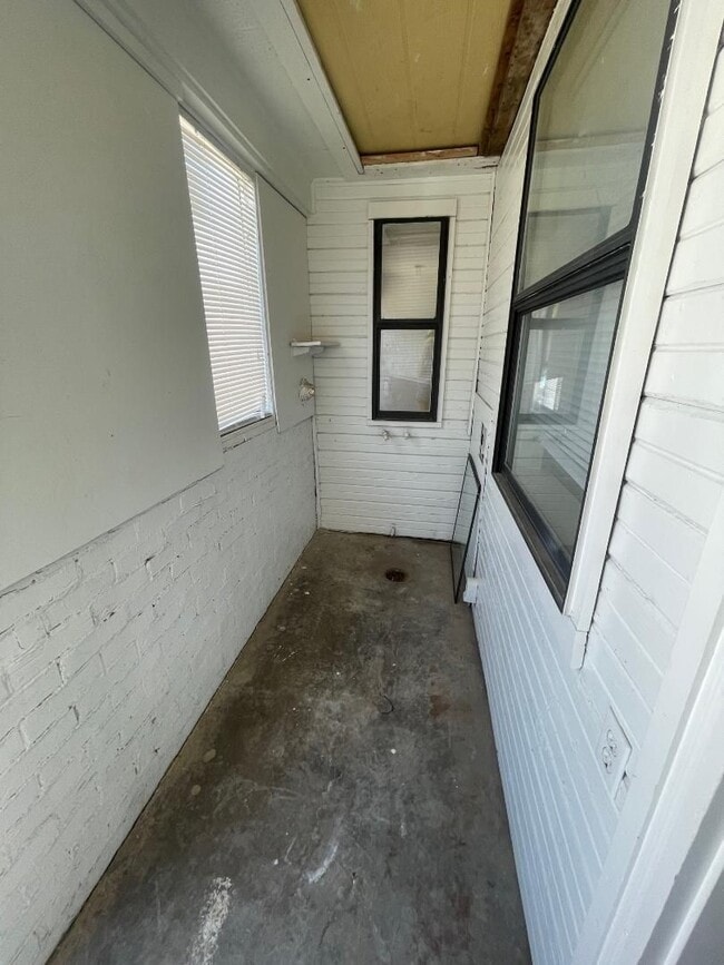 Building Photo - 1 Bedroom 1 Bathroom Duplex For Lease 8/4/...