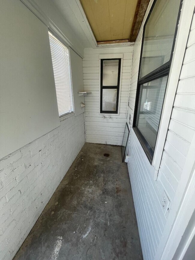 Foto del edificio - 1 Bedroom 1 Bathroom Duplex For Lease 8/4/...