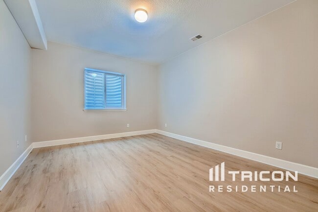 Building Photo - 26110 E Davies Dr