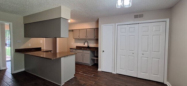 Foto del edificio - Newly Renovated 3 bedroom 2 bath home - Op...
