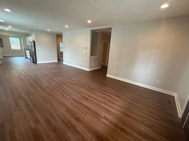 Foto del edificio - Newly Renovated Spacious 3 Bedroom w/ Full Appliance Package