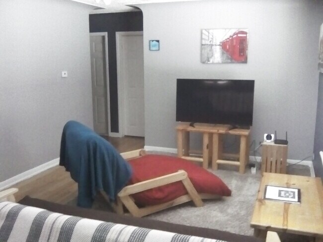 living room pic 1 - 3511 Pontiac St