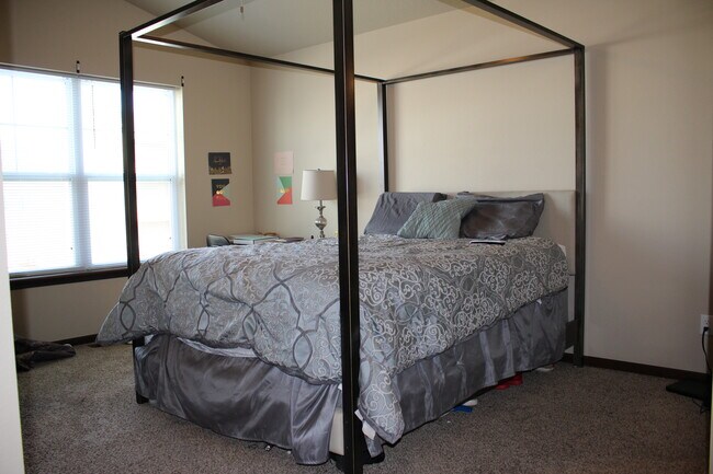 Foto del edificio - 3708 Ravenwood Cir