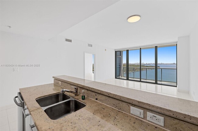 Foto del edificio - 601 NE 36th St