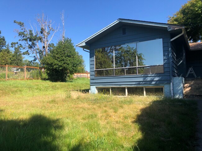Building Photo - 5739 Vista Dr