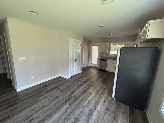 Building Photo - TUSCALOOSA TREASURE! 3BR/2BA | Stainless Steel | Covered Patio & Fenced Yard!