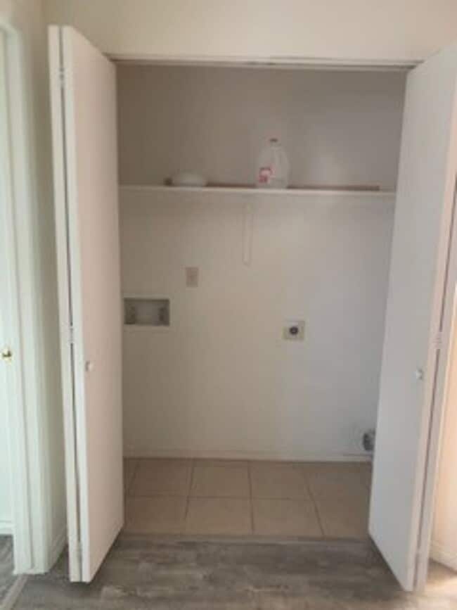 Foto del edificio - Update unit!!