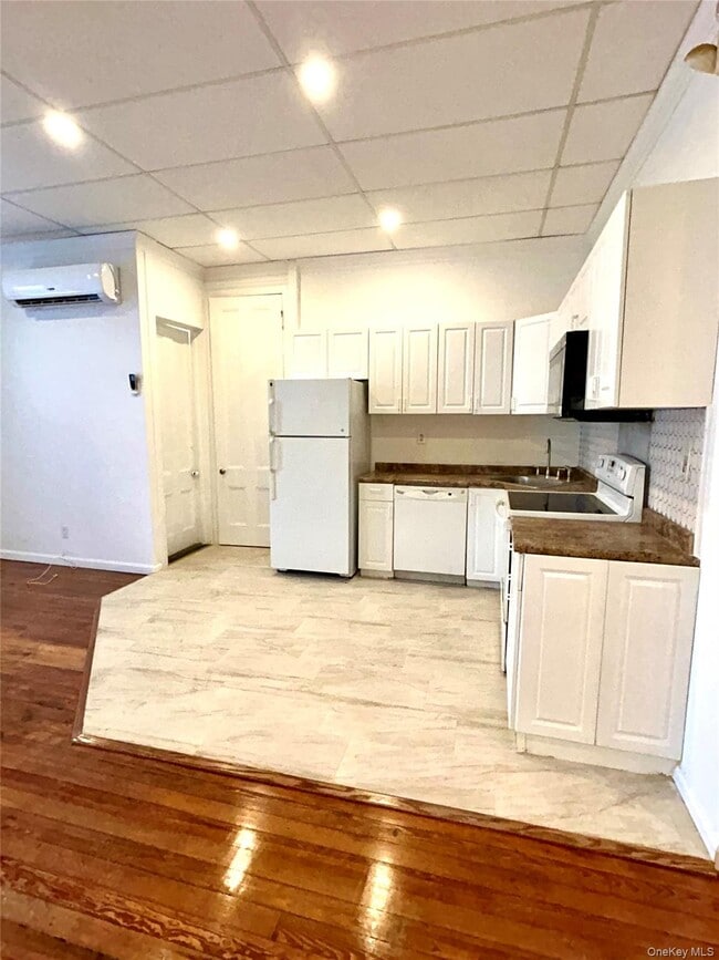 Foto del edificio - 48 W Main St