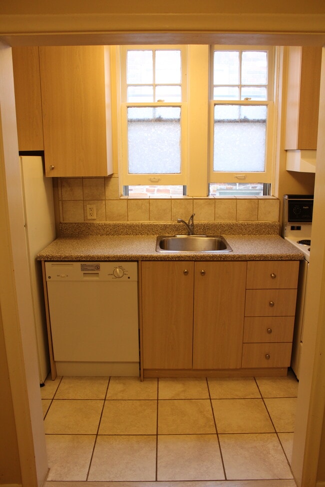 Building Photo - Amazing Location! Well Sought After Mount ...
