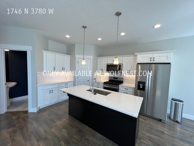 Building Photo - Stunning 4 Bedroom Lehi Townhome! No Depos...