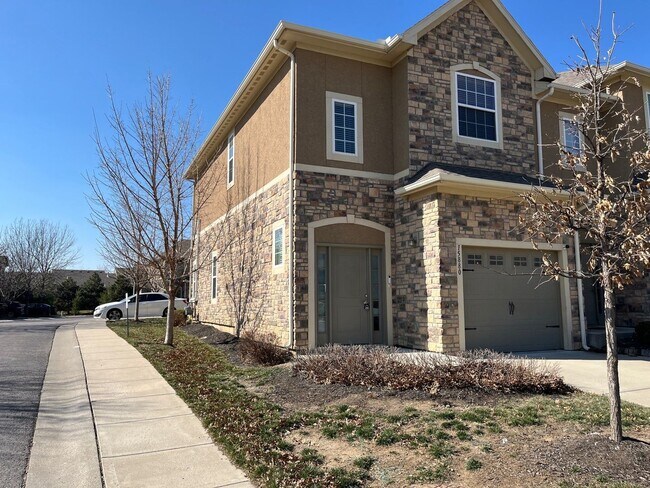 Building Photo - Beautiful Spacious Home!!