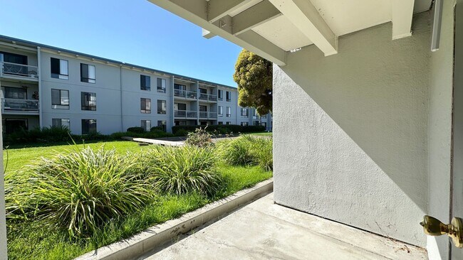 Foto del edificio - Walk to the Water from your Patio in this ...