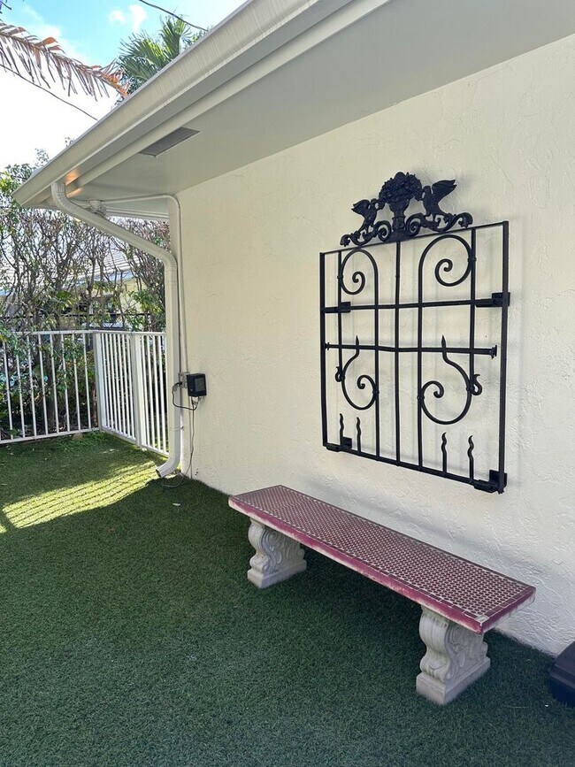 Building Photo - 1080 Walnut Terrace