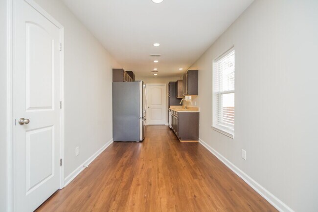 Building Photo - 328 School House Ct