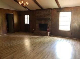 Building Photo - Large 4 Bedroom 2 Bathroom house for Rent