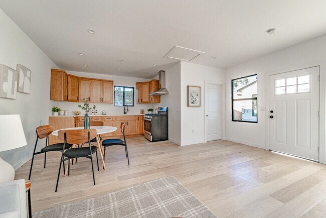 Foto del edificio - 3015 Hillcrest Dr