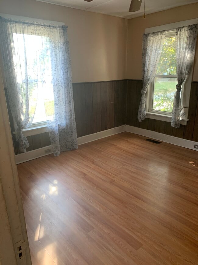 Living room - 566 S Main St