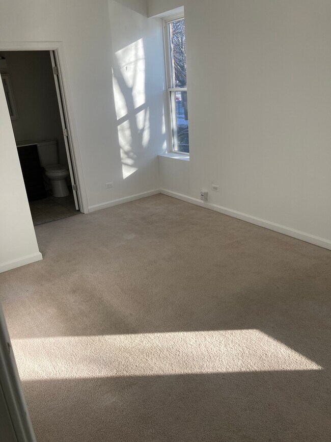Master bedroom with full size bathroom - 6957 S Loomis Blvd