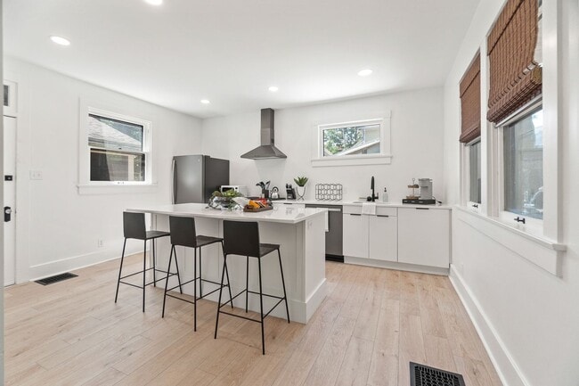 Building Photo - Renovated Historic Townhome — 2BR, 1,000 Sq Ft, West Central